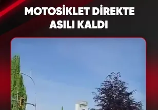 MOTOSİKLET DİREKTE ASILI KALDI