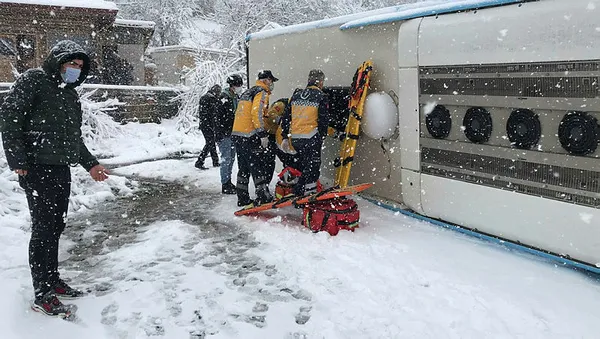 Son dakika: İstanbul yolunda korkutan kaza! Zonguldak-İstanbul karayolunda yolcu otobüsü devrildi