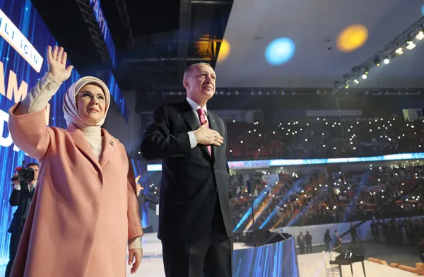 Başkan Erdoğan’dan milyonlar için peş peşe müjdeler! Evlenecek gençler dikkat: Faizsiz 2 yıl geri ödemesiz kredi! Kadınlara erken emeklilik düzenlemesi