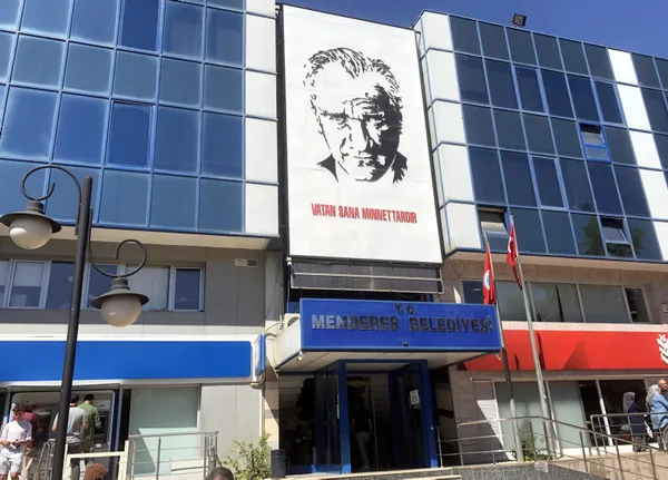 Menderes Belediyesi’nde yolsuzluk çarkı! Başkan Mustafa Kayalar adli kontrol şartıyla serbest kaldı