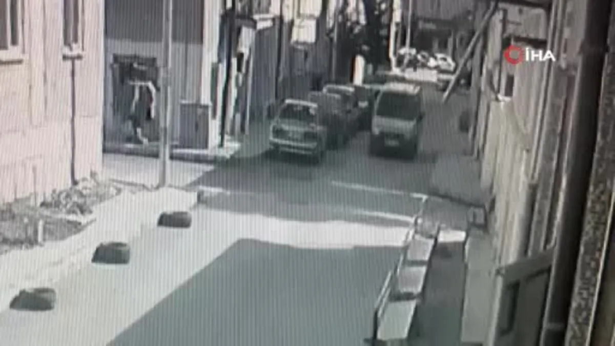 Hafif ticari araç ile motosikletin çarpıştığı kaza kamerada