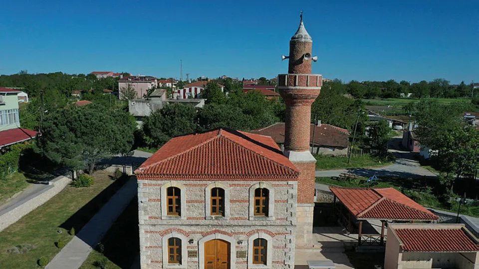 Turistlerin ilgi odağı oldu! Kurtdere Camisi mimarisiyle dikkat çekiyor