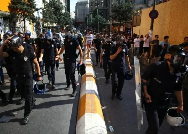 İstanbul’da LGBT destekçilerinden Kürdistan sloganları! Yaşanan skandal sonrası polis ekipleri müdahale etti