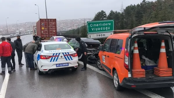 TEM'de zincirleme kaza! Yol trafiğe kapandı | Olay yerinden ilk görüntüler - 1