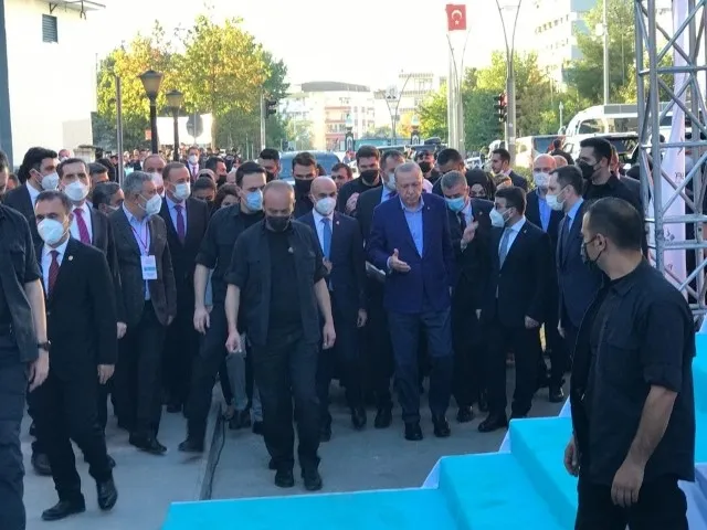 Başkan Erdoğan Batmanlı gençlerle Şemle Şemle türküsünü söyledi