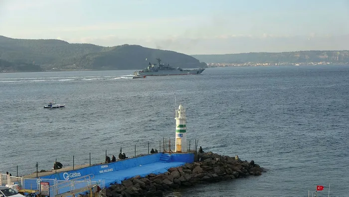 Rus Donanmasına ait "Caesar Kunikov" gemisi Çanakkale Boğazı'ndan geçti - 2