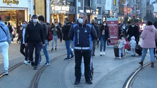 İstanbul'dan son dakika yaşam haberi | Taksim’de sokağa çıkma kısıtlaması öncesi insan seli - 4