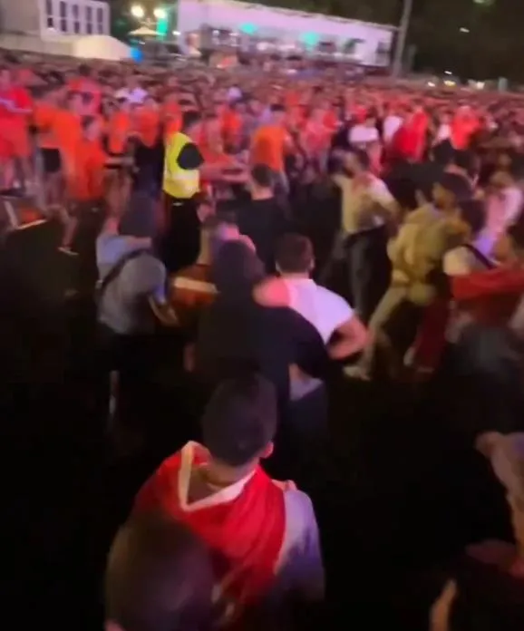 hollanda-turkiye-maci-sonrasi-ortalik-karisti-taraftarlar-yumruk-yumruga-birbirine-girdi-1720304663451.jpeg Hollanda -Türkiye maçı sonrası ortalık karıştı! Taraftarlar yumruk yumruğa birbirine girdi - 2