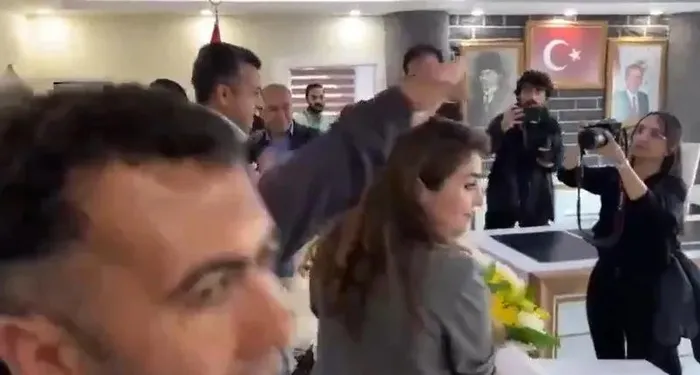 Mardin ve Diyarbakır’da DEM skandalı! Bölücü faaliyetler: İstiklal Marşı’nı okutmayıp Türk bayrağını kaldırdılar! Atatürk ve Erdoğan’a hakaret ettiler