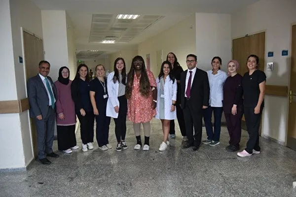 ABD’li hemşire Kelly Damian ameliyat için Kars’a geldi