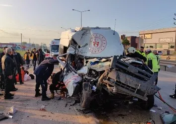 Bursa’da korkunç kaza! Sporcuları taşıyan minibüs hafriyat kamyonuna çarptı