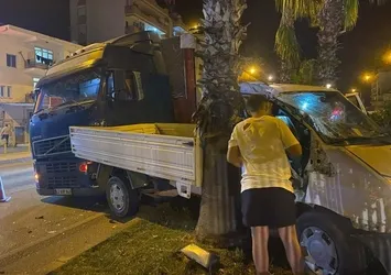 Antalya'da kamyonet ve TIR çarpıştı: Sürücü hastaneye kaldırıldı