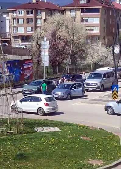 trafikte-yol-vermeme-kavgasi-kamerada-1711898597279.jpg Trafikte 'yol vermeme' kavgası kamerada - 1