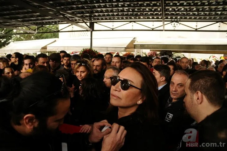 Ayşen Gruda'nın cenazesinden gözler Şener Şen'i aramıştı! Usta sanatçının o görüntüleri ortaya çıktı