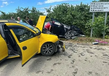 Sakarya'da iki araç kafa kafaya çarpıştı: 8 yaralı