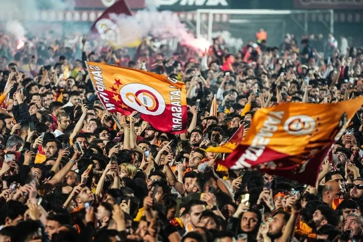 Galatasaray, şampiyonluğu taraftarıyla Florya’da kutladı!