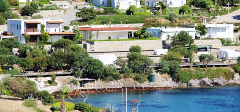 "Pay hattı" deyip aftan yararlanan Yılmaz Özdil’in kaçak villası mühürlendi! Encümenden yıkım kararı çıktı