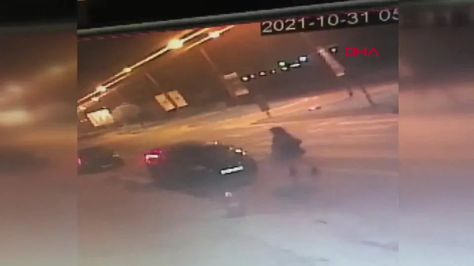 4 yerinden bıçakladığı karısını tekme tokat dövdü