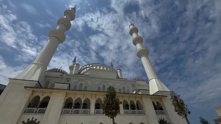 Başkan Erdoğan’ın açılışını yaptığı Uzun Mehmet Camisi'nde ilk Cuma namazı kılındı