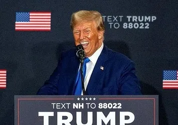 Trump kürsüde terör destekçisi Biden ile kafa buldu: Bu adam bunak!