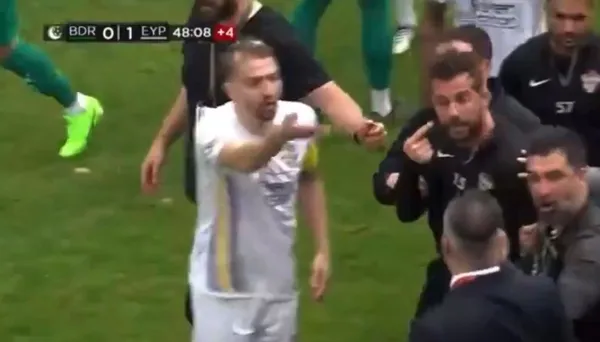 bodrumspor-eyupspor-macinda-ortalik-karisti-1709379961894.jpeg Bodrum FK - Eyüpspor maçında ortalık karıştı! Arda Turan ile Uğur Demirok'a yabancı madde isabet etti - 2