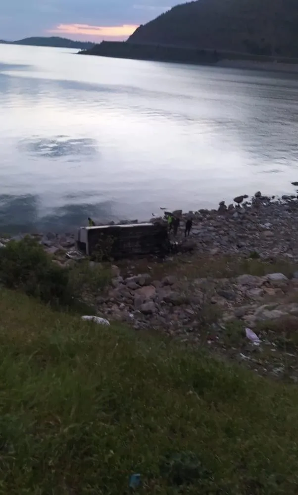 Tatvan'da minibüs şarampole yuvarlandı: 1 ölü, 11 yaralı - 2