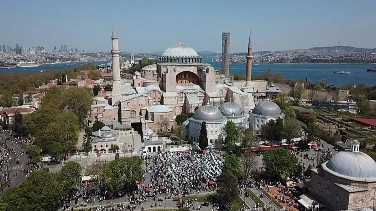 Ayasofya ve Sultanahmet'te cuma yoğunluğu! Camiler doldu taştı