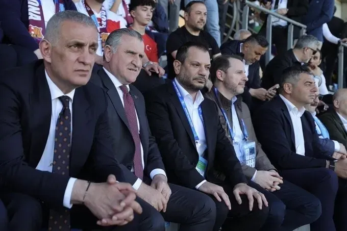 canli-trabzonspor-u19-barcelona-u19-uefa-genclik-ligi-final-1745861694819.jpeg Trabzonspor U19 maçını izleyenler arasında Berat Albayrak da yer aldı | Fotoğraf: AA