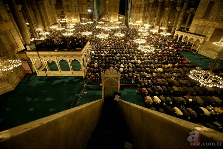 Tüm Türkiye depremde vefat edenler için ellerini semaya kaldırdı 4