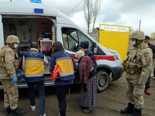 Mehmetçik ve sağlık ekipleri, evinde rahatsızlanan yaşlı kadın için seferber oldu - 2