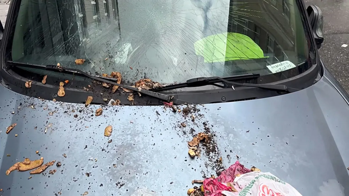 6 katlı binadan atılan çöp aracın camını kırdı! O anlar kamerada