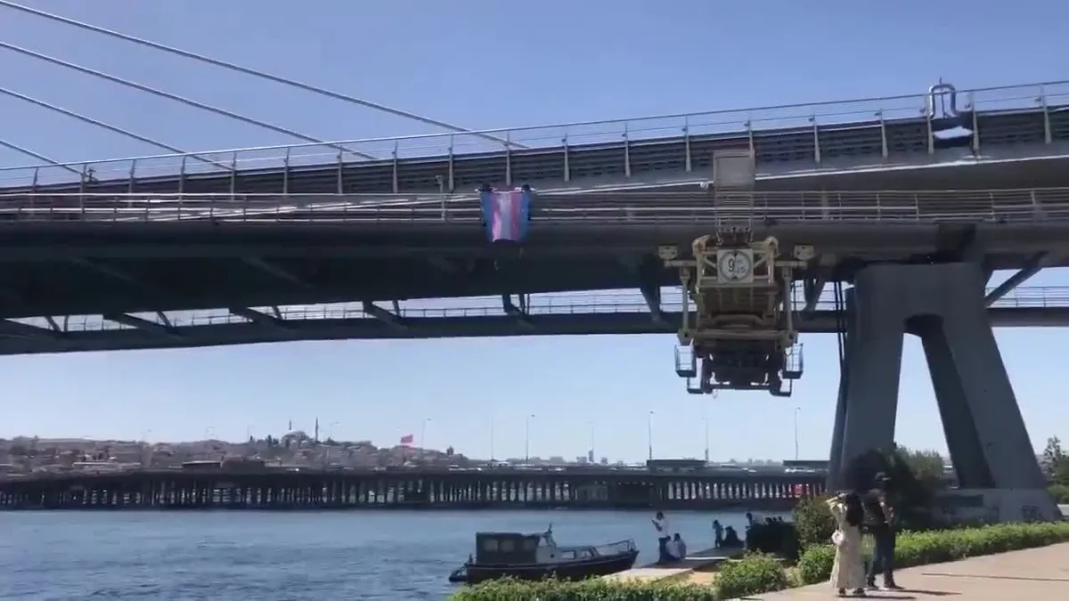 LGBT'li sapkınlar yine sahnede! DEM'li vekiller Özgül Saki ve Kezban Konukçu Haliç Köprüsü'ne trans bayrağı astı | Tepkiler çığ gibi