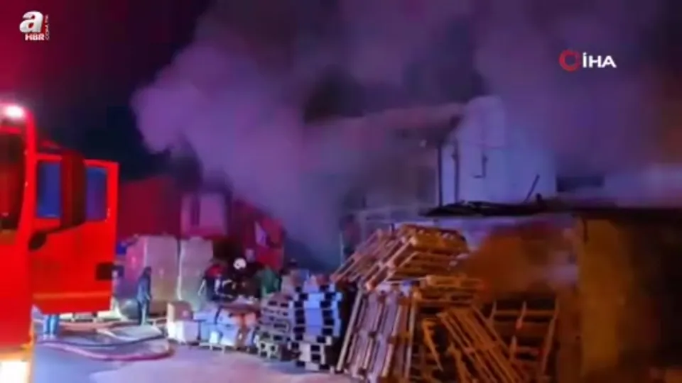 Plastik su tesisatı deposunda yangın