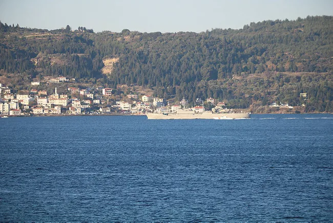 Yunan savaş gemisi Türk bayrağı açmadan Çanakkale Boğazı’ndan geçti - 1