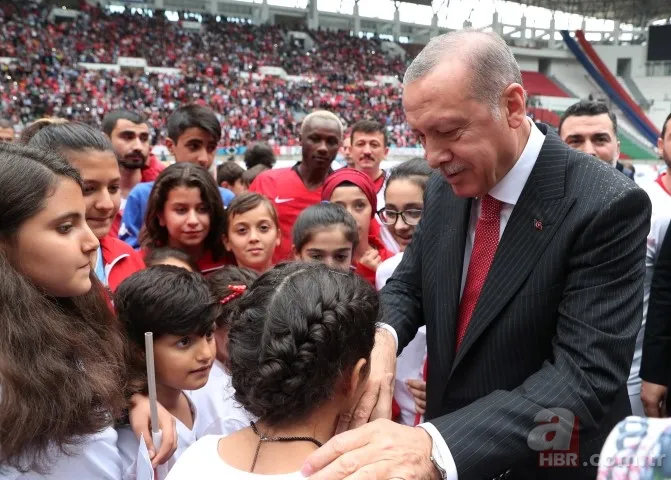 Başkan Erdoğan ünlüler karması maçını başlattı 12