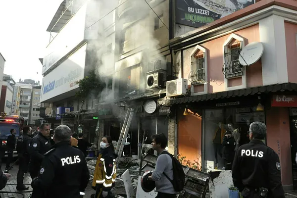 1672416939984.jpg A Haber Aydın Nazilli'de patlama yaşanan döner dükkanına girdi! İşte patlamadan geriye kalanlar! Her yer simsiyah... - 1