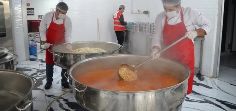 Muş'ta Kızılay'ın kazanları depremzedeler için kaynıyor! Üç çeşit ve bin 700 porsiyon sıcak yemek