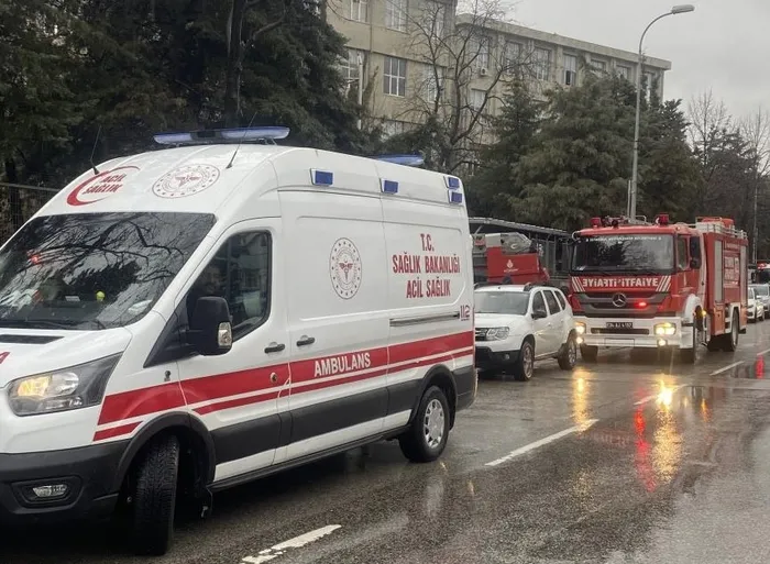 acibademde-marmara-universitesinde-yangin-telasi-fakulte-bosaltildi-1645710755939.jpg
