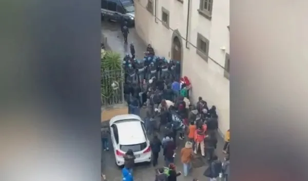 filistin-destekcisi-ogrencilere-coplu-saldiri-skandal-goruntuler-1708702781519.jpeg Filistin destekçisi öğrencilere coplu saldırı! Skandal görüntüler - 4