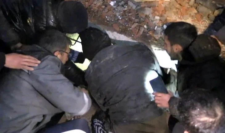 KAHRAMANMARAŞ'TA 7,4'LÜK DEPREM! Deprem bölgesinde kurtarma çalışmaları devam ediyor | İğne deliğinden çıkarıldılar