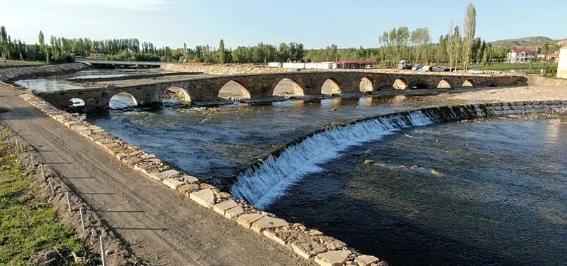 Sivas'taki 2 bin yıllık köprü motifleriyle dikkat çekiyor