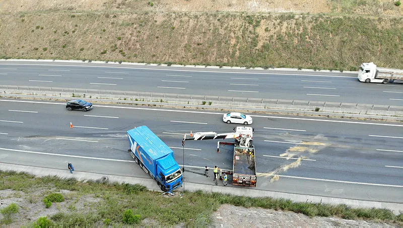 Kuzey Marmara otoyolunda feci kaza! Tır ile kamyon çarpıştı: 1 kişi ağır yaralandı - 1