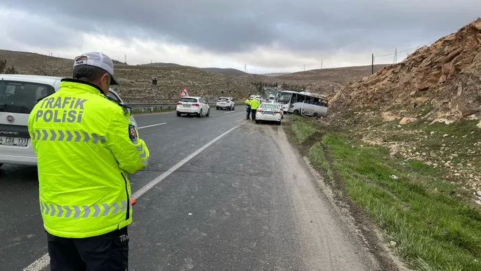 Şanlıurfa'da işçi servisi devrildi: 15 kişi yaralandı - 2