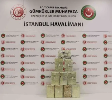 istanbul-havalimaninda-uyusturucu-operasyonu-58-kilogram-kokain-ele-gecirildi-cok-sayida-gozalti-ve-tutuklu-va-1653469784729.jpg İstanbul'da zehir tacirlerine geçit yok! İranlı baron kıskıvrak yakalandı - 10