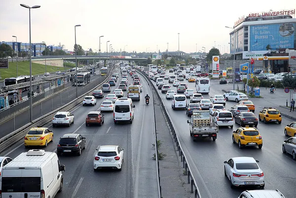 İstanbul’da trafik çilesi! D-100 Karayolu ve TEM’de trafik durma noktasına geldi