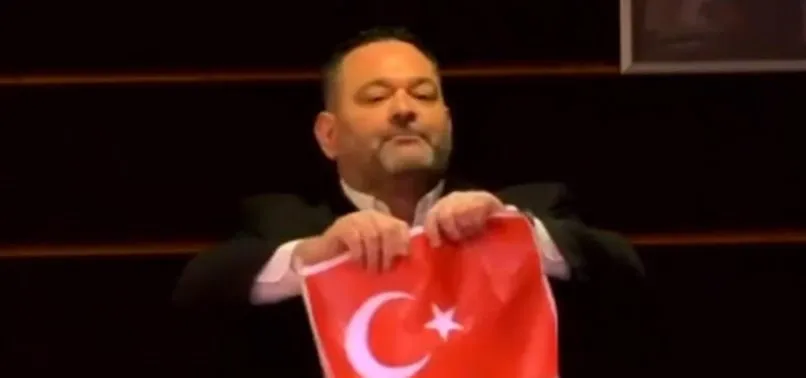 Son dakika: Türk bayrağı yırtan ırkçı Yunan milletvekili Yannis Lagos ülkesine iade edilecek!