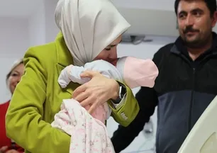2026'nın ilk bebekleri dünyaya geldi: Bakan Göktaş'tan ziyaret