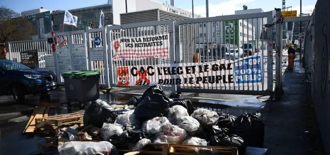 Paris Belediyesi temizlik işçilerini destekledi! Çöp yığınlarına rağmen 20 Mart’a kadar sürecek
