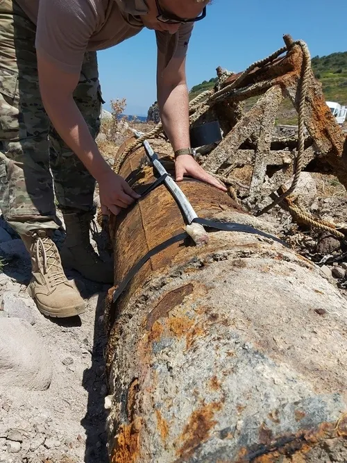 Son dakika: İzmir'de balıkçı ağlarına takılmıştı! Uzunada'da imha edildi - 3