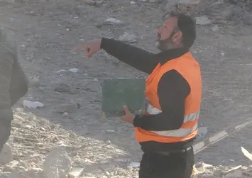 Molozların arasından tek tek topladı! Hassasiyeti herkesi duygulandırdı